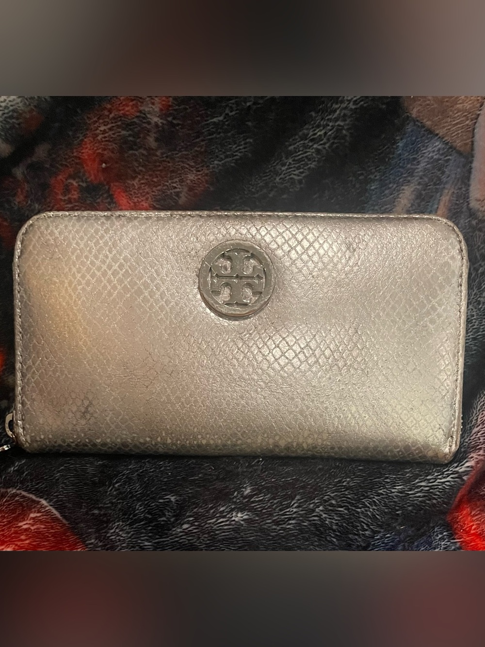 Tory Burch Silver Textured Zip-Around Phone Wallet WCO